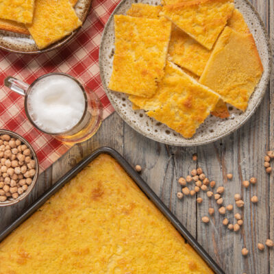 Una torta salata a base di farina di ceci tipica della Liguria e dell'alta Toscana