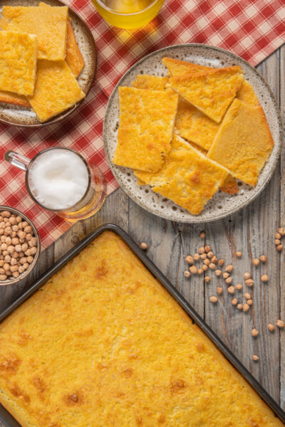 Una torta salata a base di farina di ceci tipica della Liguria e dell'alta Toscana