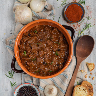 Uno stufato di origine ungherese a base di manzo, con cipolle e paprika, ideale per le serate invernali