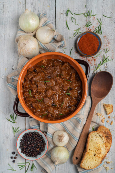 Uno stufato di origine ungherese a base di manzo, con cipolle e paprika, ideale per le serate invernali