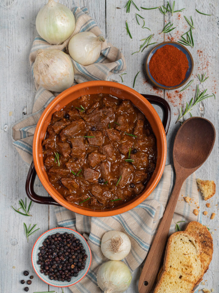 Uno stufato di origine ungherese a base di manzo, con cipolle e paprika, ideale per le serate invernali