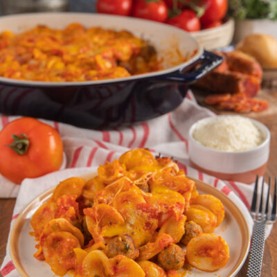 Un primo piatto di pasta fresca con polpettine e un ricco sugo di pomodoro, che viene composto a strati e cotto in forno come una lasagna