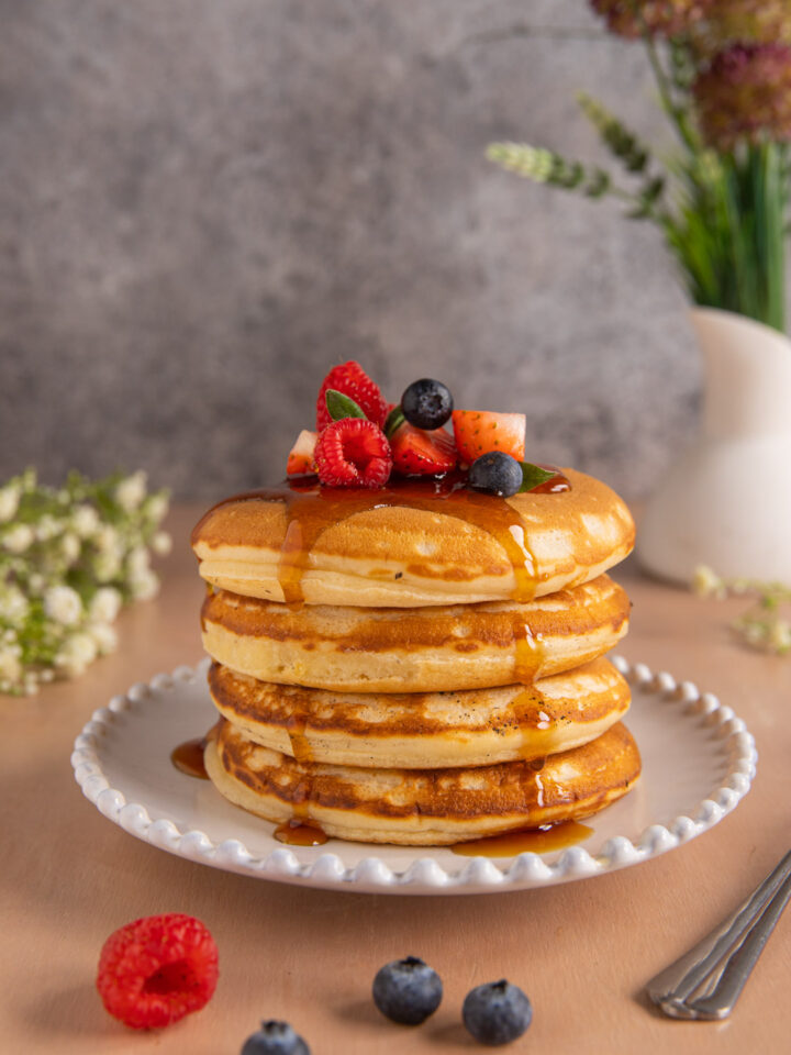 torretta di pancakes irrorati di sciroppo d'acero