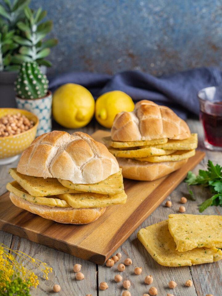 Uno street food tipico della Sicilia, in articolare della città di Palermo, che unisce un classico pane (le mafalde) a una preparazione semplice a base di farina di ceci, che viene fritta e usata come farcitura