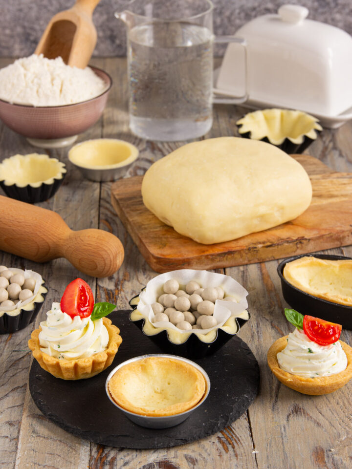 La pasta brisée è una base fondamentale per preparare molte torte dolci o salate che, dopo la cottura, risulteranno leggere e friabili