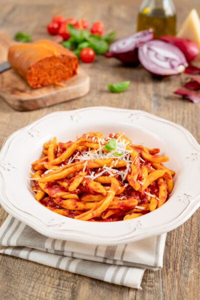 Un primo piatto di tipico della cucina calabrese, in cui si incontrano alcuni prodotti locali d’eccellenza: la “fileja” (o “maccheroni al ferretto”), la cipolla rossa di Tropea e un salume dal gusto piccante e affumicato e dalla consistenza cremosa