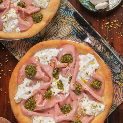 Una pizza gourmet senza pomodoro ma con una golosa farcitura a base di mortadella, burrata e pesto di pistacchi. Ideale per uno spuntino goloso, una merenda al sacco o da servire sulla tavola dell'aperitivo