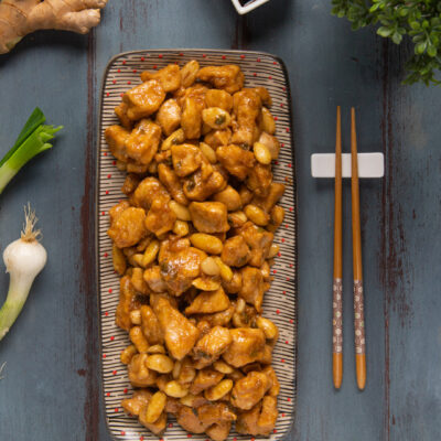 Un secondo piatto etnico in cui dei bocconcini di petto di pollo incontrano le mandorle. Tipico della cucina orientale e adatto a una cena esotica