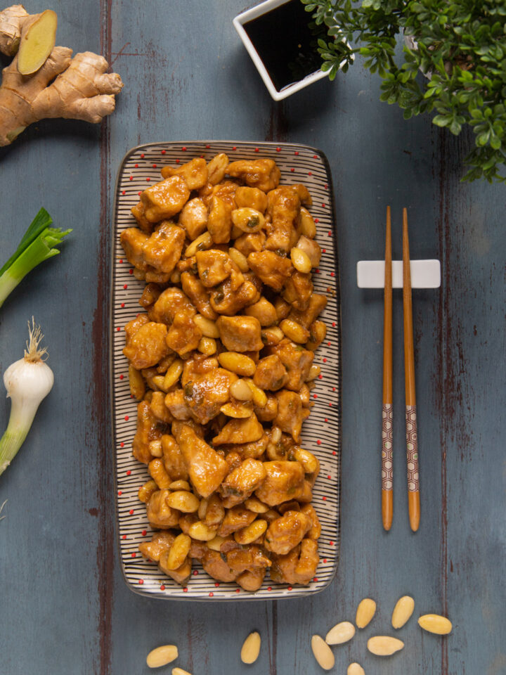 Un secondo piatto etnico in cui dei bocconcini di petto di pollo incontrano le mandorle. Tipico della cucina orientale e adatto a una cena esotica