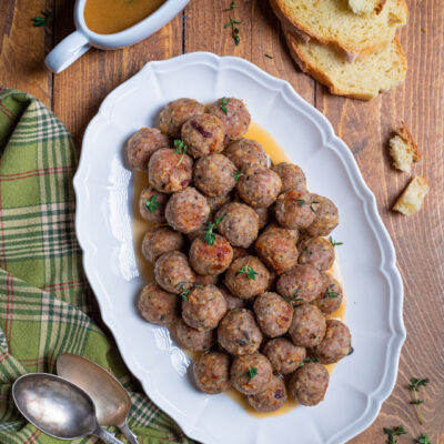 Piccole, rotonde, gustose, croccanti fuori e morbide dentro. Sono ovviamente le polpette di carne! Ma stavolta cotte al forno