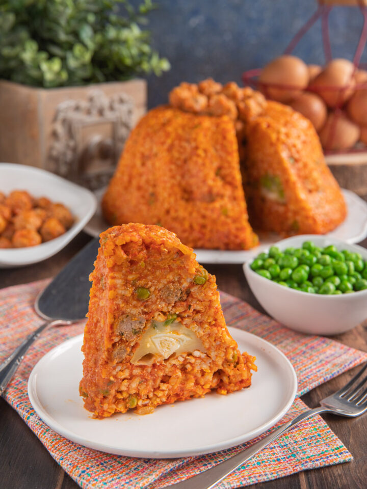 Un timballo di riso tipico della cucina campana, cotto nel sugo delle polpette che lo arricchiscono insieme a piselli, uova sode e provola