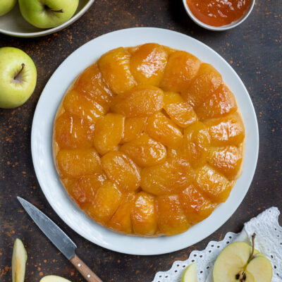 Un dolce di origine francese nato per errore che è una via di mezzo tra una crostata e una trota di mele "rovesciata"