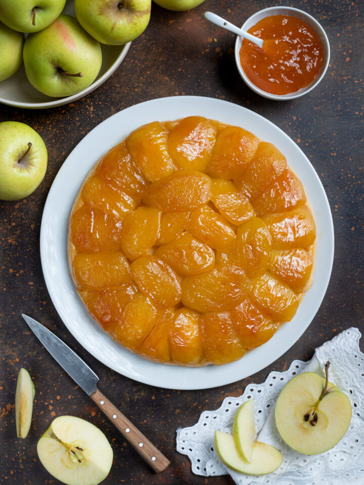 Un dolce di origine francese nato per errore che è una via di mezzo tra una crostata e una trota di mele "rovesciata"