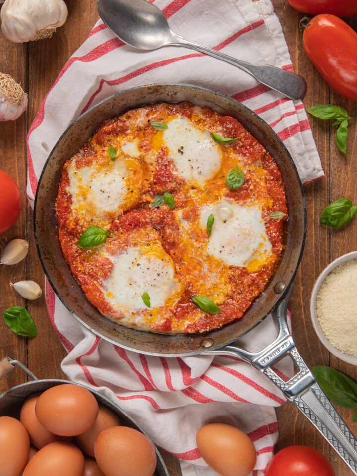 Un modo originale per cucinare le uova, secondo una ricetta tipica campana con pomodoro e basilico