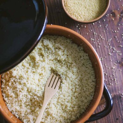 Il couscous è la base per un piatto unico versatile tipico della cucina siciliana, che lo ha ereditato dalla dominazione araba