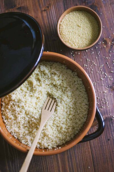 Il couscous è la base per un piatto unico versatile tipico della cucina siciliana, che lo ha ereditato dalla dominazione araba
