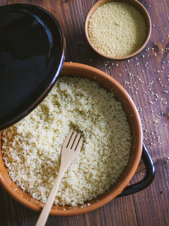 Il couscous è la base per un piatto unico versatile tipico della cucina siciliana, che lo ha ereditato dalla dominazione araba