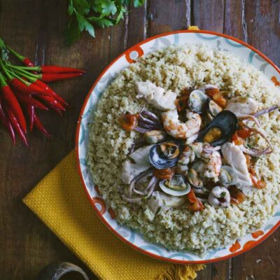 Piccole sfere di semola di grano duro, che vengono cotte con il brodo di pesce e poi condite con tante prelibatezze del mare