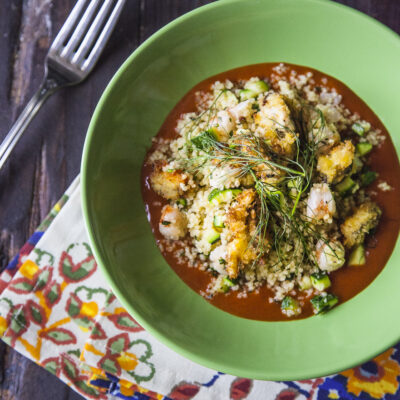 Un primo piatto o piatto unico dal sapore delicato, in cui piccole sfere di pasta di semola incontrano il gusto di crostacei e molluschi, con in più il tocco intenso dato dalla bisque e quello colorato delle zucchine