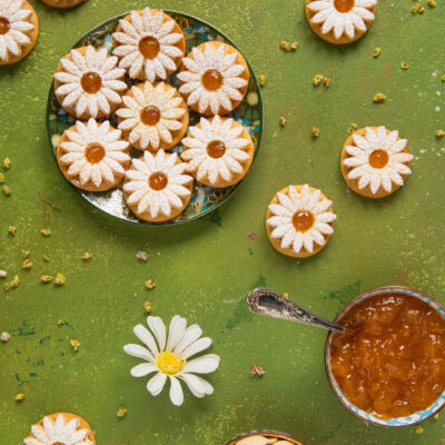 Semplici biscotti di pasta frolla con un ripieno di confettura di albicocca e una splendida forma a fiore che fa subito primavera!