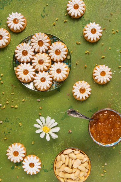 Semplici biscotti di pasta frolla con un ripieno di confettura di albicocca e una splendida forma a fiore che fa subito primavera!