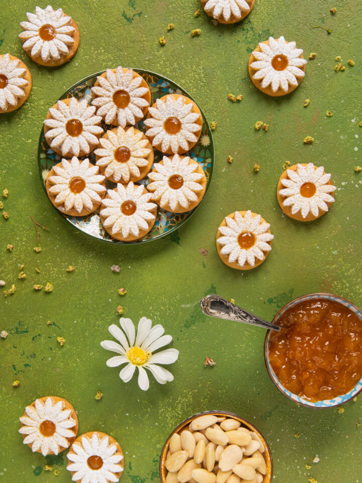 Semplici biscotti di pasta frolla con un ripieno di confettura di albicocca e una splendida forma a fiore che fa subito primavera!