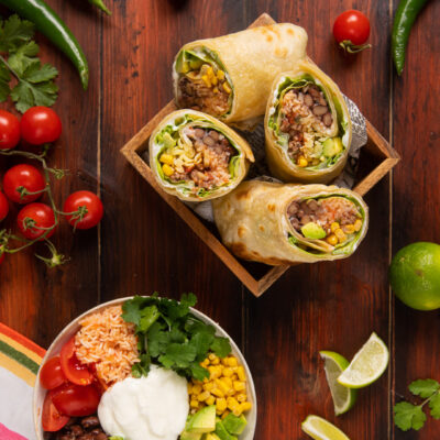 Uno street food originario del Messico e ormai tipico della cucina tex-mex, in cui una tortilla di farina di grano racchiude un ripieno a base di riso, carne speziata, fagioli, avocado, mais e formaggio