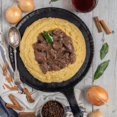 Un secondo piatto tipico della cucina valdostana, a base di carne di manzo, che viene marinata nel vino rosso aromatizzato, poi cotta a lungo e servita con polenta