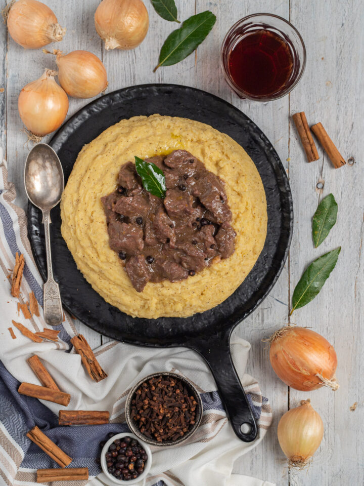 Un secondo piatto tipico della cucina valdostana, a base di carne di manzo, che viene marinata nel vino rosso aromatizzato, poi cotta a lungo e servita con polenta