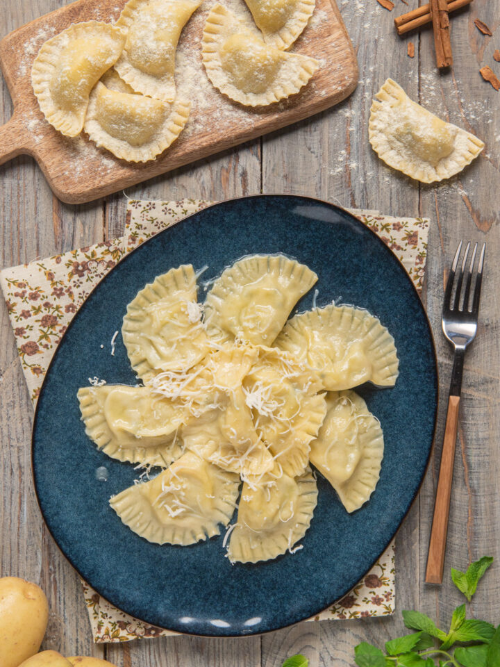 Un primo piatto friulano a base di pasta fresca ripiena di patate, cipolle, formaggio, erbe aromatiche e spezie, dalla caratteristica forma a mezzaluna.