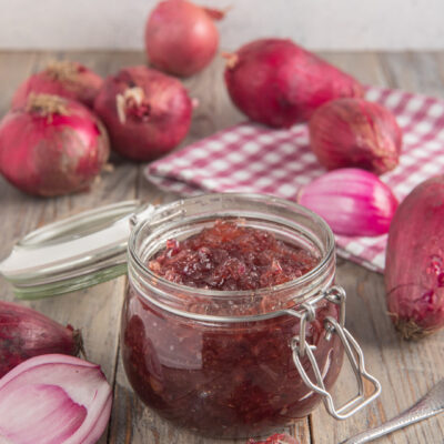 Una conserva dal sapore piacevolmente agrodolce, ideale per accompagnare secondi piatti di carne e taglieri di formaggi e salumi, oltre che per farcire panini e crostini