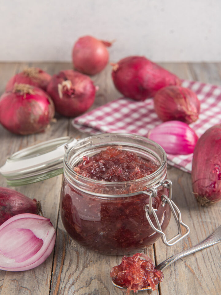 Una conserva dal sapore piacevolmente agrodolce, ideale per accompagnare secondi piatti di carne e taglieri di formaggi e salumi, oltre che per farcire panini e crostini