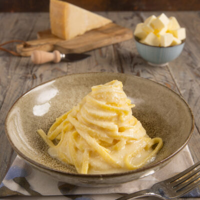 Un primo piatto semplice ma sostanzioso, che si prepara solo con fettuccine all'uovo, burro e parmigiano e viene considerato iconico della cucina italiana negli Stati Uniti