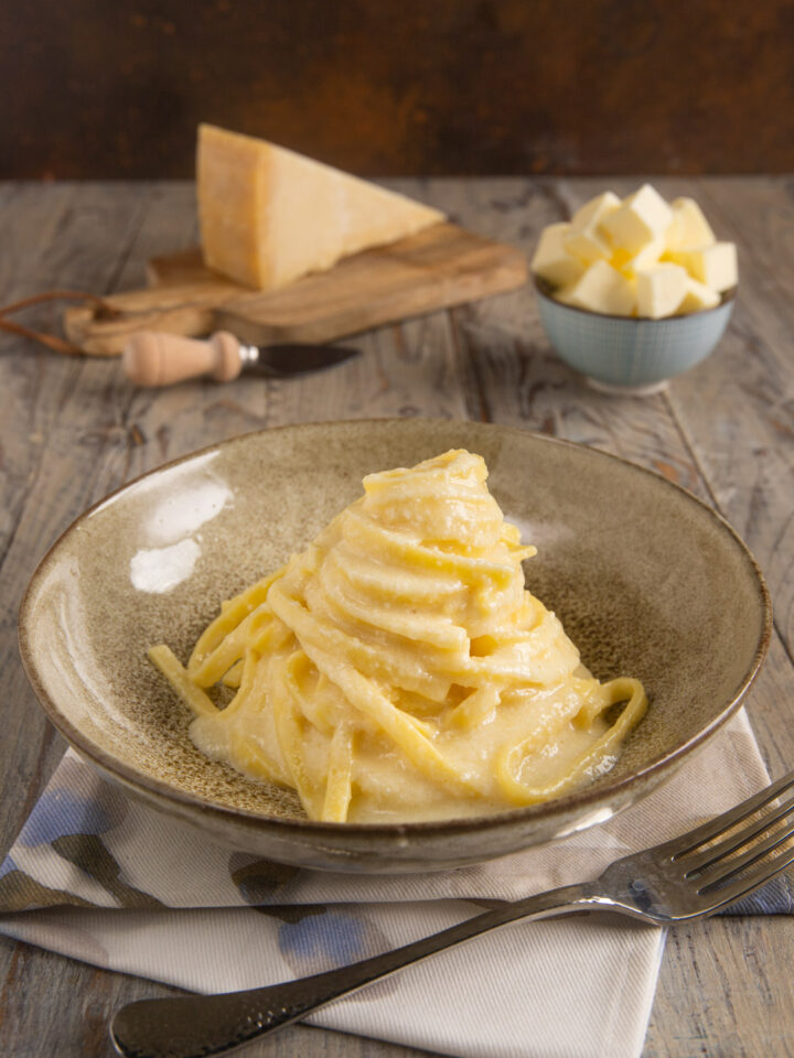 Un primo piatto semplice ma sostanzioso, che si prepara solo con fettuccine all'uovo, burro e parmigiano e viene considerato iconico della cucina italiana negli Stati Uniti