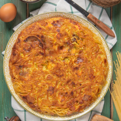 Una ricetta "di recupero" a base di pasta e uova, che consente di trasformare gli spaghetti in un delizioso piatto unico, croccante e rapido da preparare