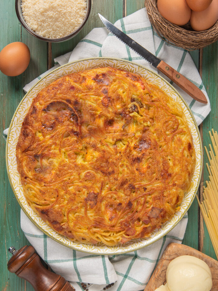 Una ricetta "di recupero" a base di pasta e uova, che consente di trasformare gli spaghetti in un delizioso piatto unico, croccante e rapido da preparare