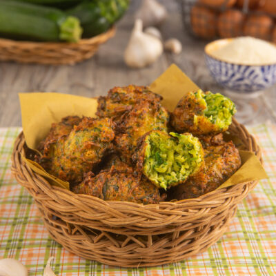 Un finger food dorato e croccante, a base di zucchine grattugiate, farina, uova e formaggio, ideali per l'aperitivo o come secondo vegetariano