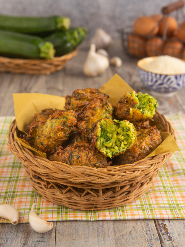 Un finger food dorato e croccante, a base di zucchine grattugiate, farina, uova e formaggio, ideali per l'aperitivo o come secondo vegetariano