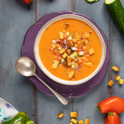 Una zuppa fredda tipica della cucina spagnola, a base di pomodoro, cipolla, cetriolo, peperone verde e crostini di pane