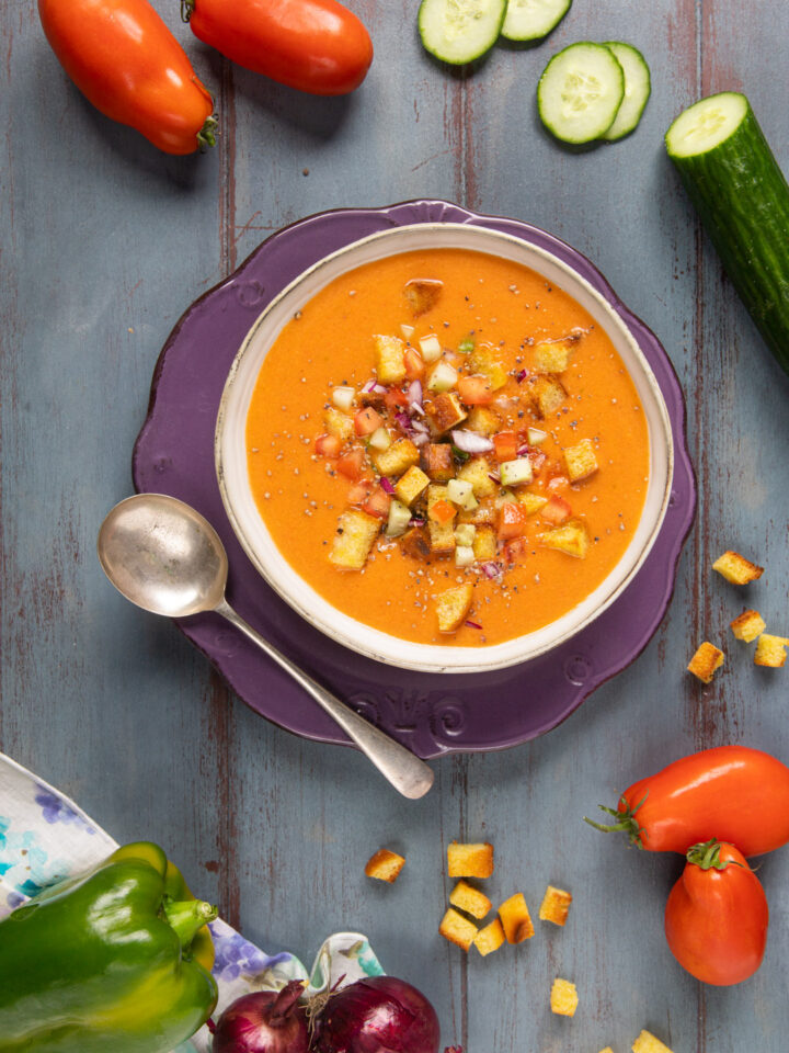 Una zuppa fredda tipica della cucina spagnola, a base di pomodoro, cipolla, cetriolo, peperone verde e crostini di pane