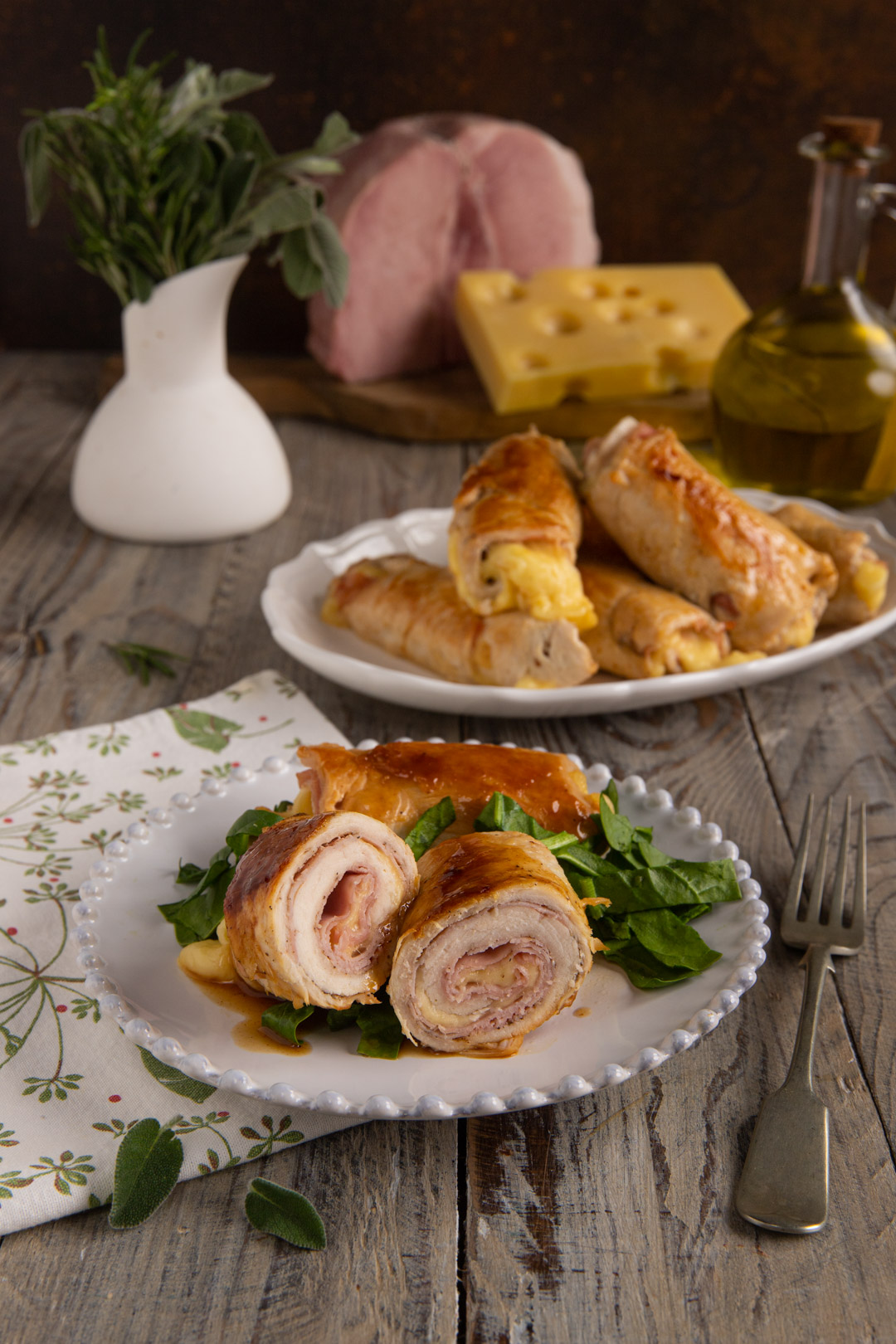 Un secondo piatto semplice che si prepara con fettine sottili di pollo che racchiudono un ripieno di prosciutto e formaggio e vengono rosolate nel burro aromatizzato alla salvia e al rosmarino