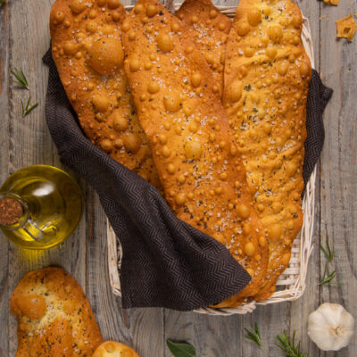 Sfoglie lunghe, sottili e croccanti, che rappresentano un prodotto da forno tipicamente piemontese, a metà strada tra il pane e i grissini