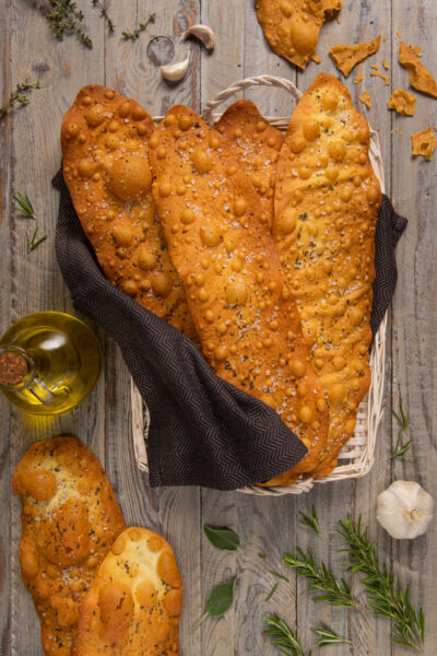 Sfoglie lunghe, sottili e croccanti, che rappresentano un prodotto da forno tipicamente piemontese, a metà strada tra il pane e i grissini