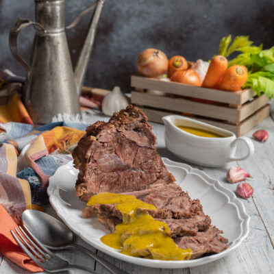 Un secondo piatto di carne dall'origine antica, tipico della Franciacorta, che viene cotta a lungo in un fondo saporito che poi viene trasformato in una deliziosa salsa di accompagnamento
