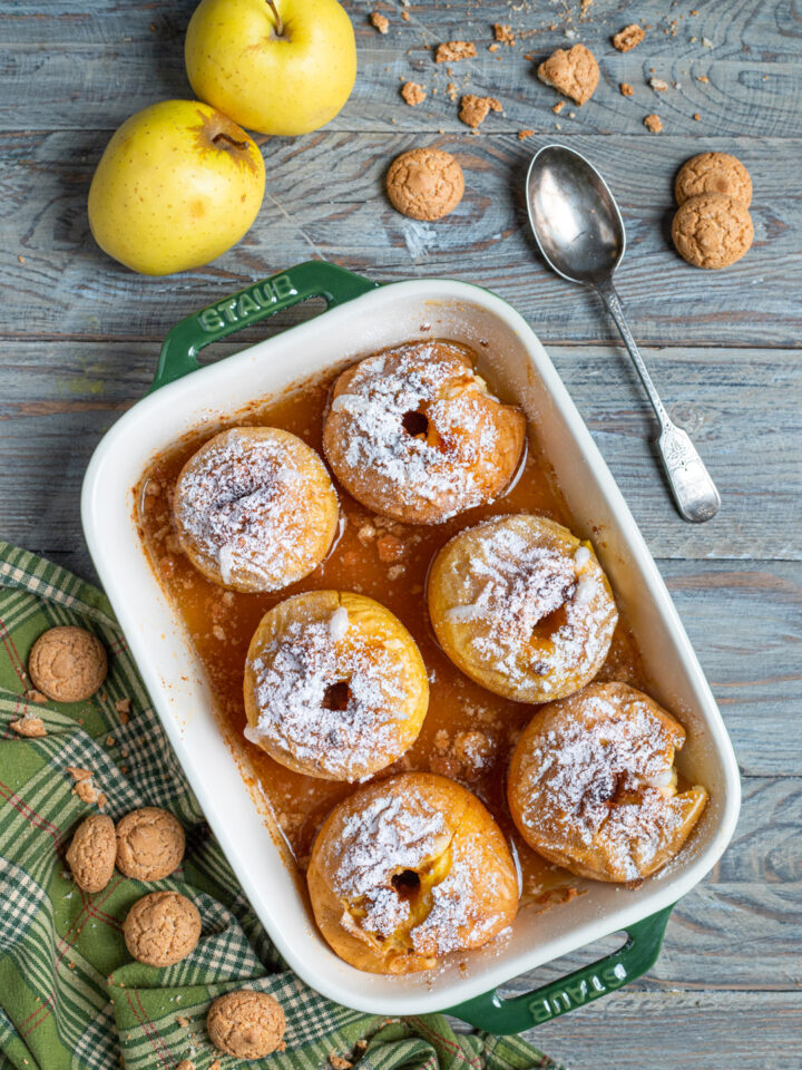 Mele, amaretti, confettura di albicocche e un po' di zucchero: il risultato è un dolce semplicissimo e super genuino ma dal gusto che non stanca mai!