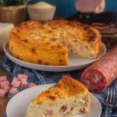 Una torta salata tipica della tradizione campana, a base di semolino con l'aggiunta di formaggi e salumi misti