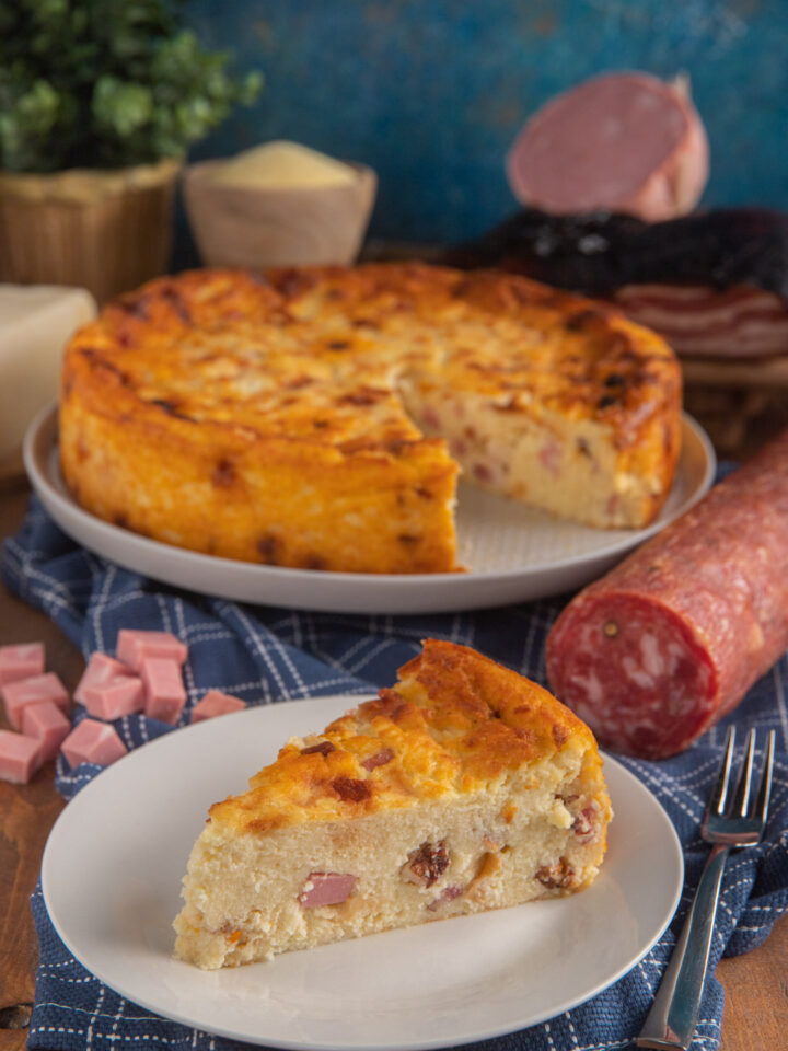 Una torta salata tipica della tradizione campana, a base di semolino con l'aggiunta di formaggi e salumi misti