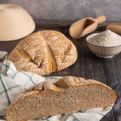Un pane da tavola preparato con un cereale antico, immancabile nella cucina nordica e caratterizzato dal tipico colore bruno
