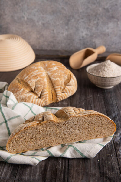Un pane da tavola preparato con un cereale antico, immancabile nella cucina nordica e caratterizzato dal tipico colore bruno
