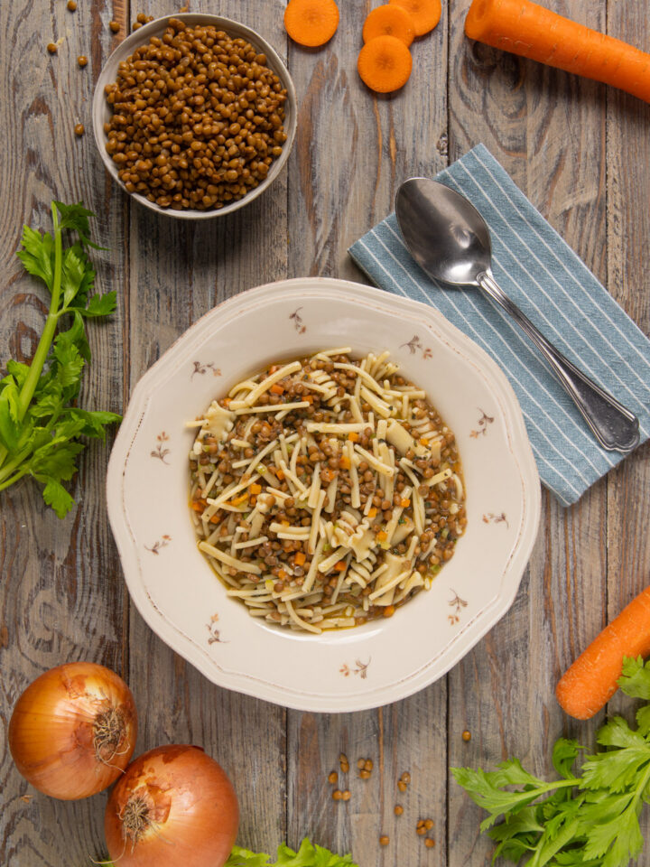 Pasta mista e lenticchie cotte in un soffritto saporito: una ricetta semplice ma soddisfacente, adatta alla stagione fredda